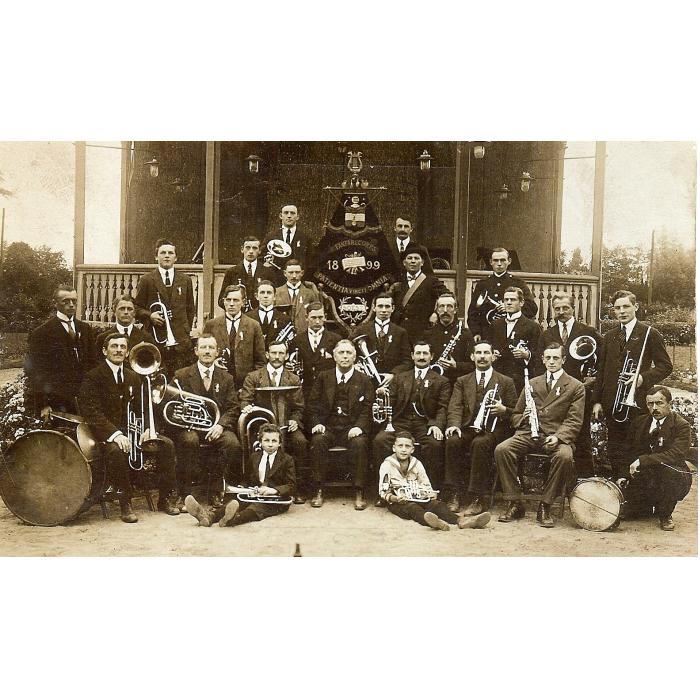 Klik voor foto in apart venster pvo_zittend__2de_van_links_cornelis_van_den_broek__1886__rechts_naast_hem_broer__dirk_ca_1920_genomen.jpg